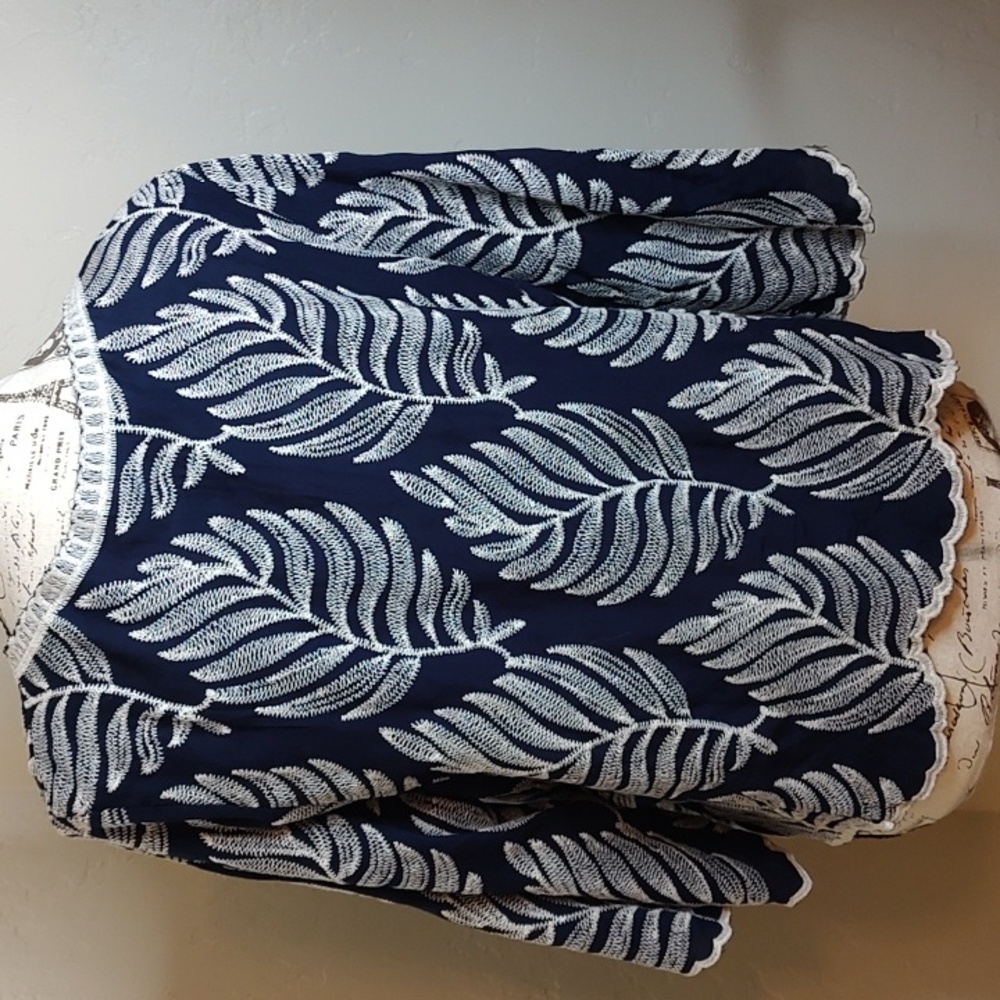 Solitaire NWT Navy Blue & White Embroidered Ferns Boxy Scalloped Hem SZ:L Blouse - Picture 7 of 14